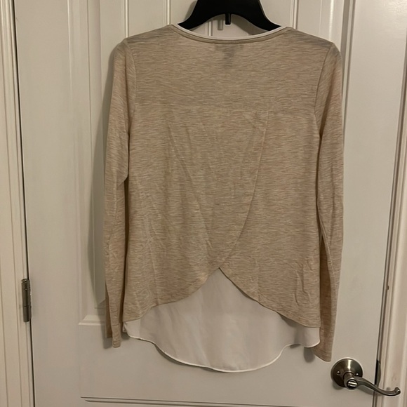 White House Black Market cream‎ with white underlay long sleeve V-neck women’s S - Picture 8 of 13